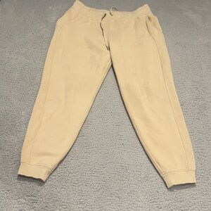Lululemon Scuba High-Rise Jogger * size 12 
Trench